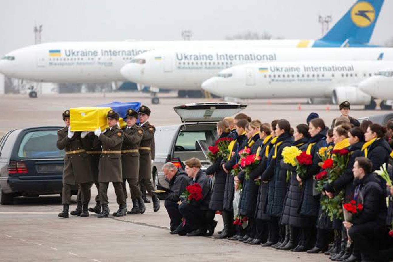 پیکر جانباختگان اوکراینی سقوط هواپیما به کشورشان منتقل شدند